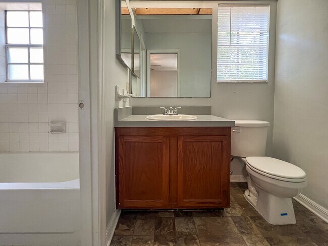 Building Photo - Pet Friendly Spacious 2-Bedroom End Unit i...