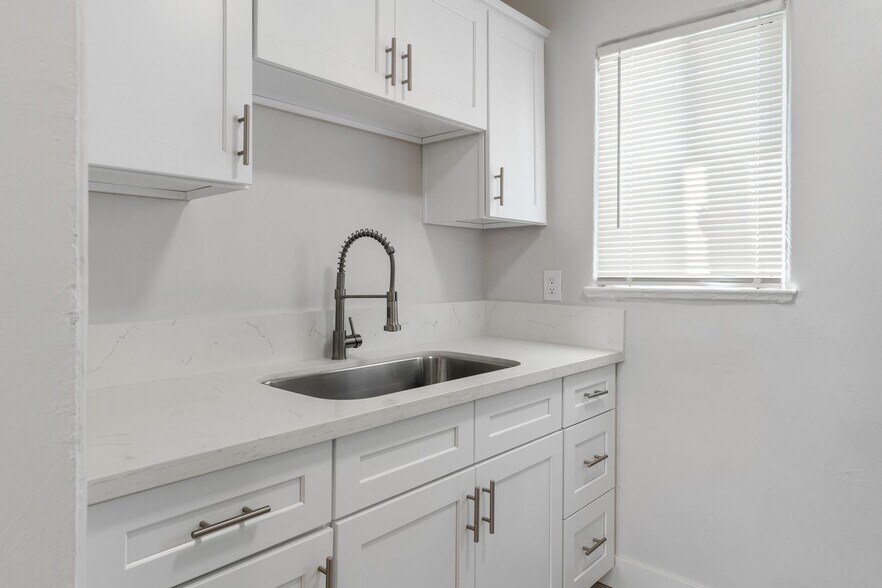 Building Photo - 2652 E 15th St