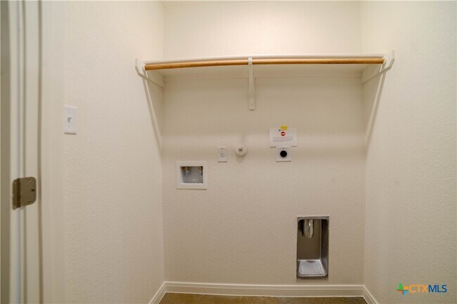 Building Photo - 907 Switchgrass Dr