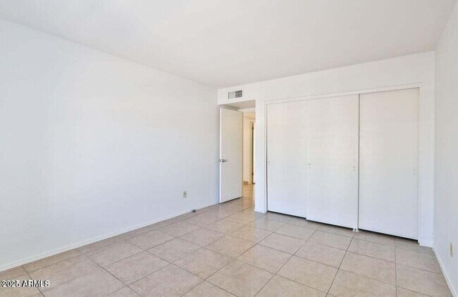 Building Photo - 10421 E Silvertree Dr