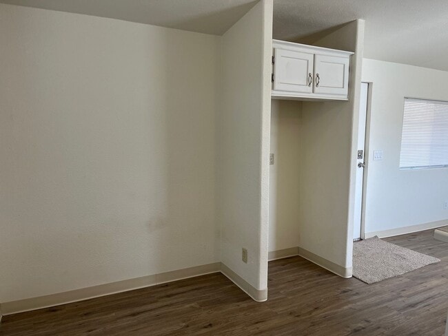 Building Photo - ***2 BEDROOM/1 BATH - CORNER LOT - CORDES LAKES***