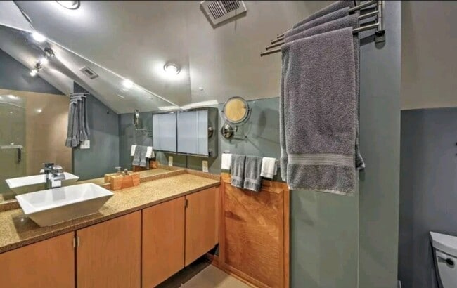 Bathroom - 692 Kirkwood Ave SE