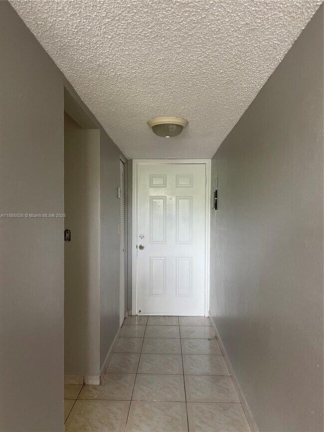 Building Photo - 10000 NW 80th Ct