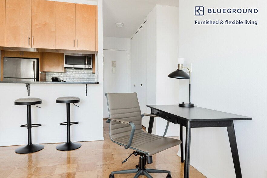 Building Photo - 200 E 72nd St