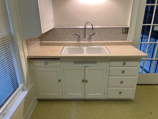 Building Photo - 2 Bedroom Unit in the the old Beta Theta Pi Fraternity House near UofO Campus