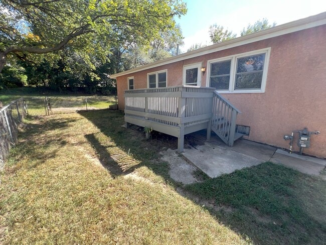 Building Photo - Bright & Spacious 3-Bedroom Duplex Unit on Large Corner Lot with Wood Floors & Garage!