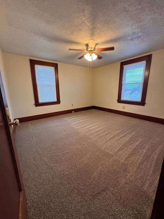 Building Photo - 853 Lawrence Ave