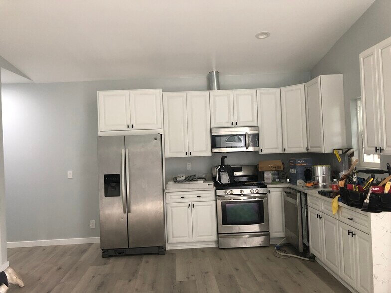 Kitchen - 207 Santa Clara Plz