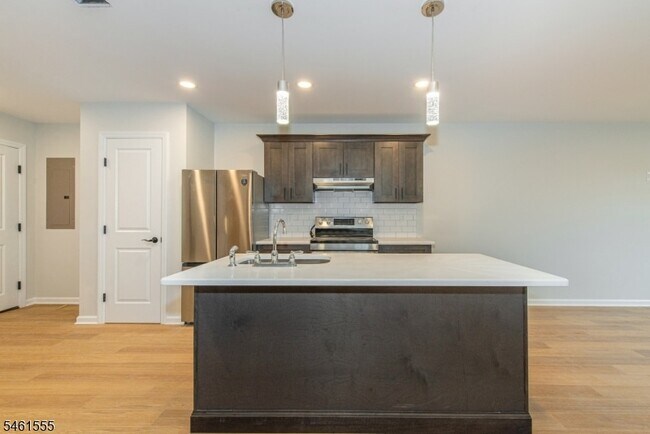 Building Photo - 39 Ledgewood Ave