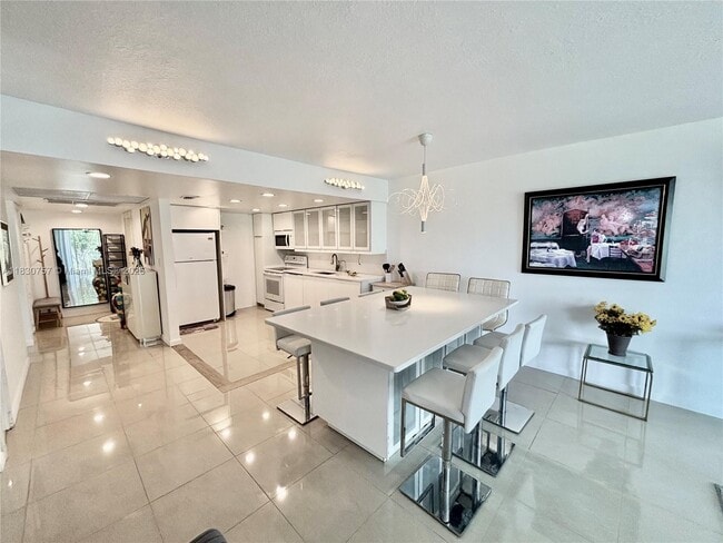 Building Photo - 3051 S Palm Aire Dr