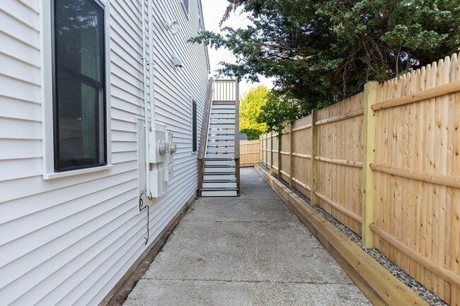 Building Photo - 18 Beach St