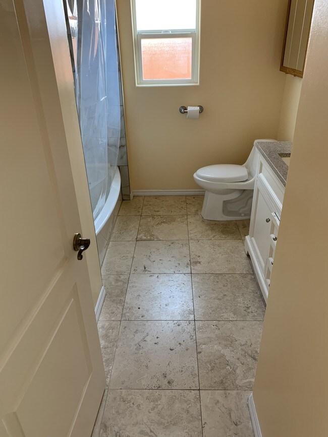 Hall Bath - 6136 Cahuenga Blvd