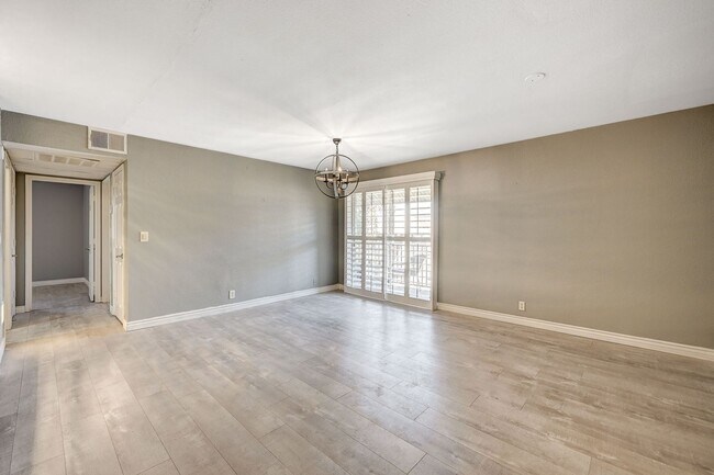 Building Photo - GATED COMMUNITY CONDO WITH BRAND NEW UPGRA...