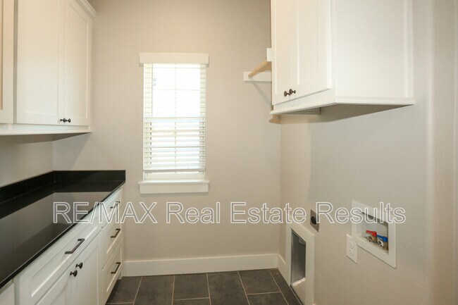 Building Photo - 10 Latheron Pl