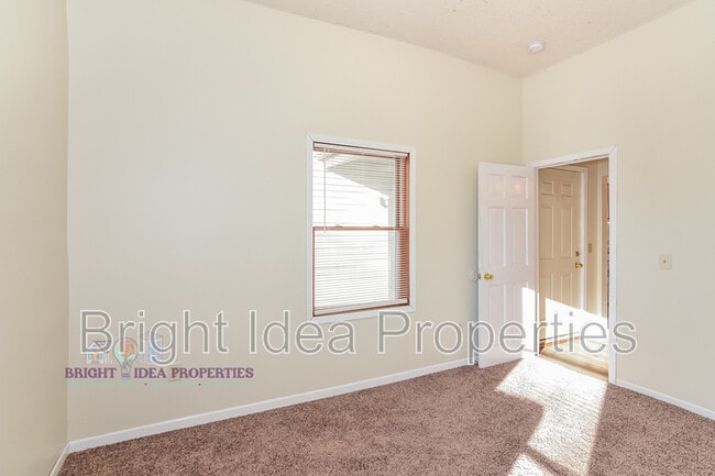 Building Photo - 863 Clark St N