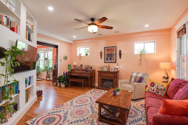 Building Photo - Unbeatable Family Home in the City w/ Park...