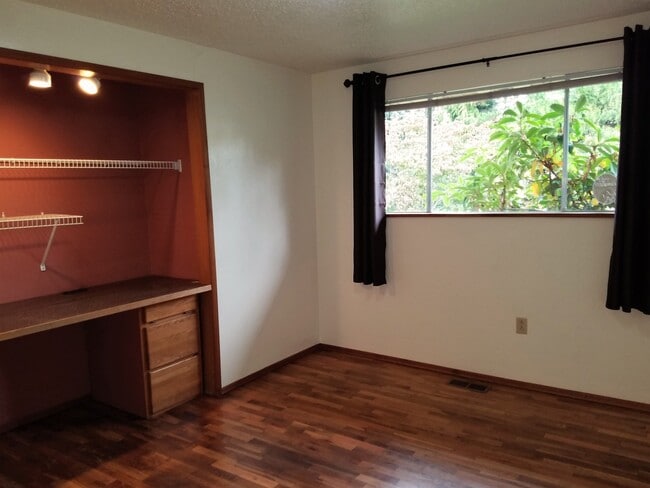 Building Photo - Classic Mid-Century Modern Rambler In Port...