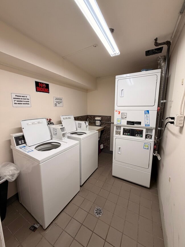 Building Photo - 5850 W 87th St