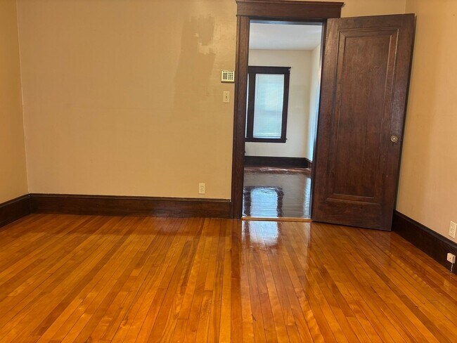 Building Photo - 17 N Woodford St