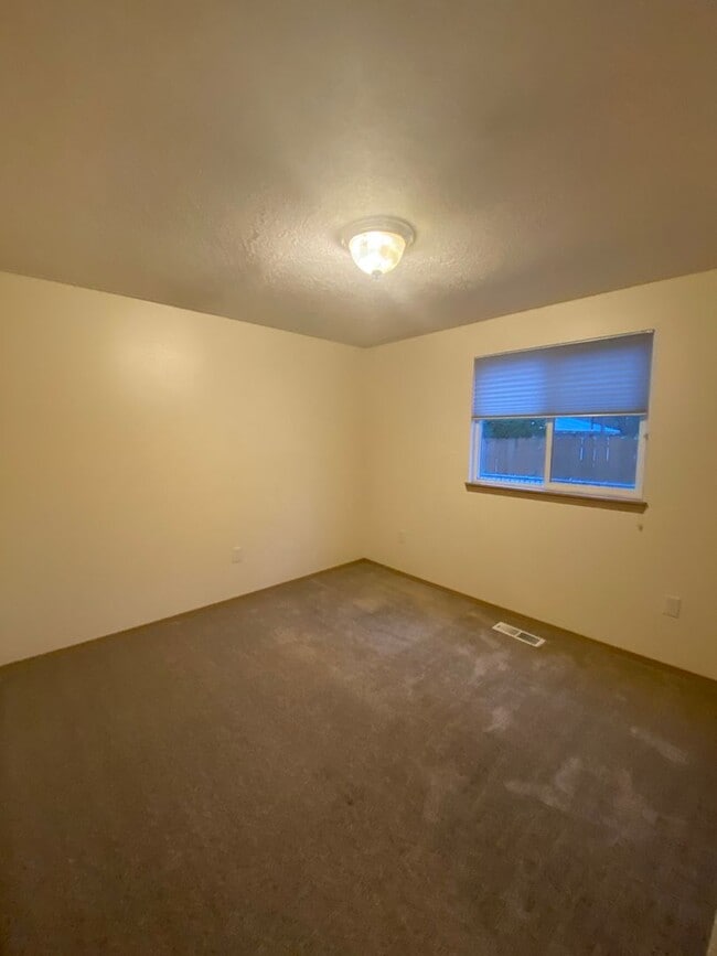 Building Photo - Comfortable 3 Bedroom Home in Hickory Hills