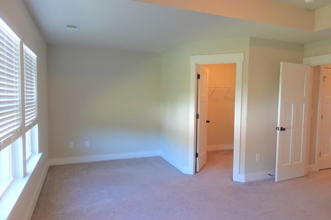 Building Photo - 17 Timber Oak Way