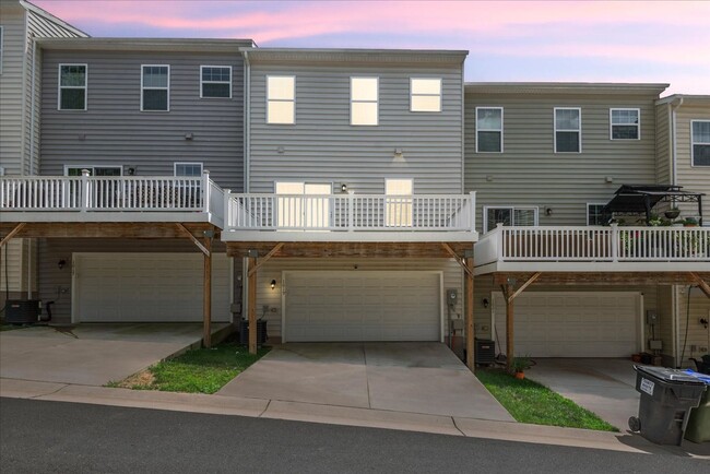 Building Photo - Elegant Townhome Close to I-95 and Downtow...