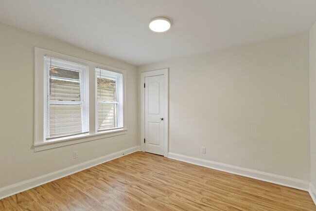Building Photo - 1537 E Legrande Ave