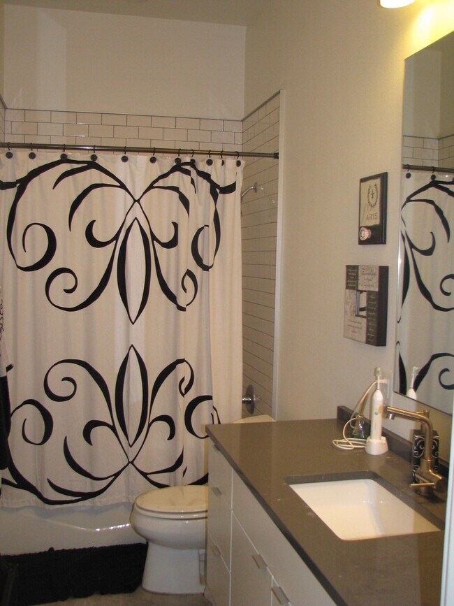 Building Photo - UT PRE-LEASE: 2009 Constructed 6 Bedroom / 3 Bath Home with Hot Tub - Open floor plan / Great Kit...