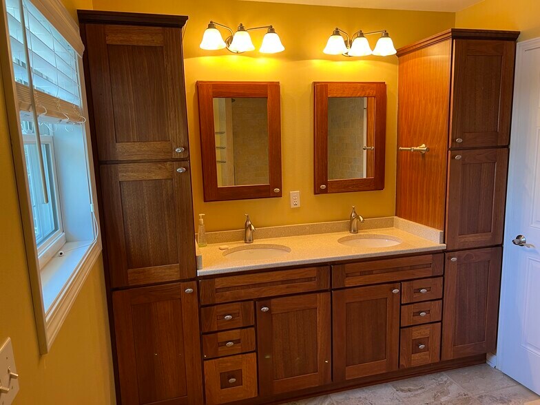 Master bathroom - 3295 N Silver Lake Dr