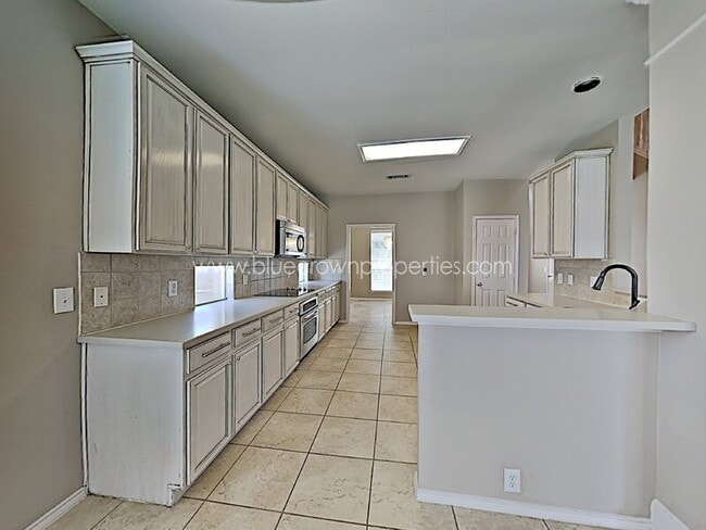 Building Photo - 2440 Kingsley Dr