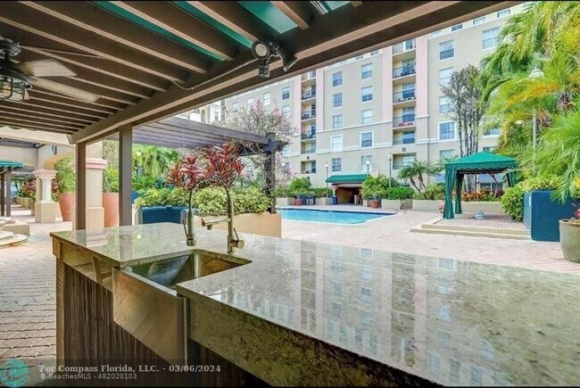 Building Photo - 520 SE 5th Ave