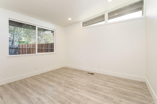 Building Photo - 142 Anita Ct