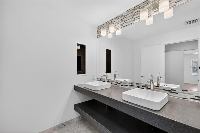 Building Photo - 423 E 10th Ave