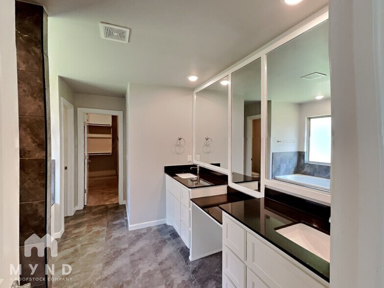 Building Photo - 5401 Riverrun Ct