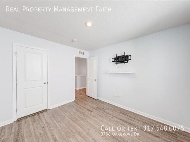 Building Photo - 9758 Oak Grove Dr