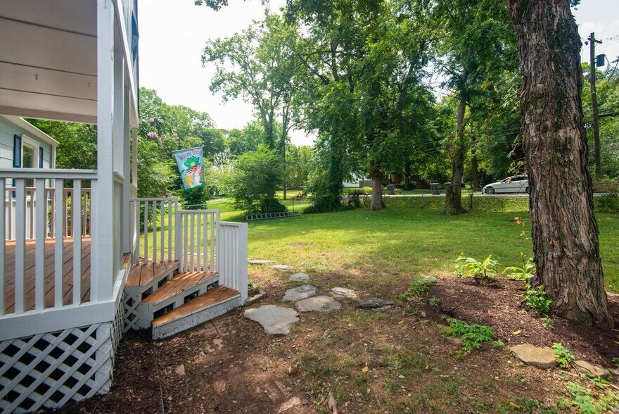 Building Photo - 1215 Kenmore Pl