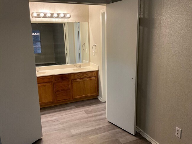 Building Photo - 10220 Lilac Ln