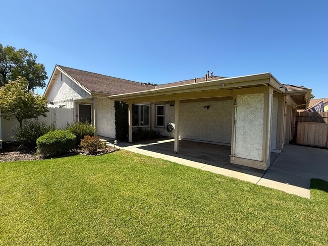 Building Photo - Well Maintained & Updated Home