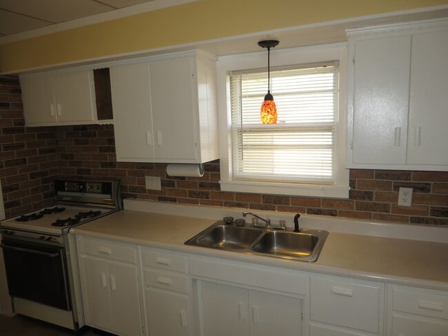 Building Photo - 826 Nuttman Ave