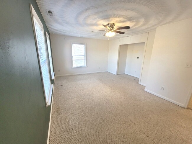 Building Photo - 3 Bedroom, 2.5 Bath Home with Open Floor Plan