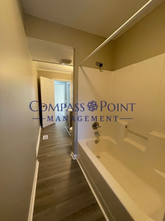 Building Photo - Remodeled 3 bedroom and 2 bath House! Ready for you! FIRST MONTH RENT FREE!!