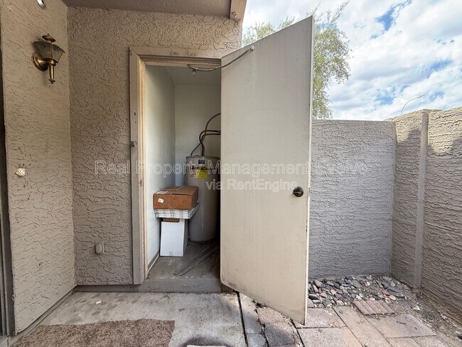 Building Photo - 533 W Guadalupe Rd