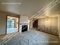 Building Photo - Charming 2-Bedroom Upper-Level Duplex for ...