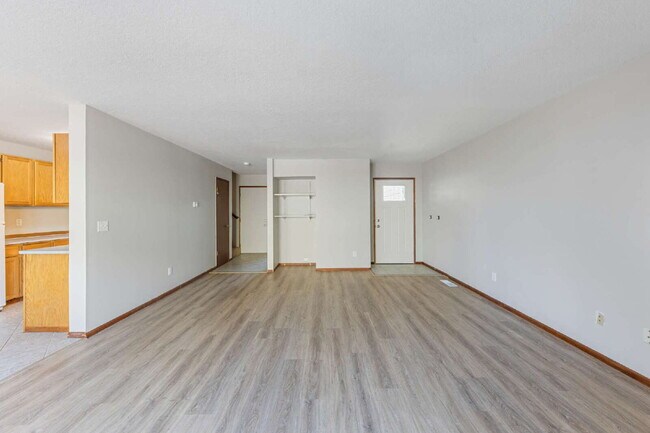 Building Photo - Spacious Townhome 3 Bedrooms plus office!