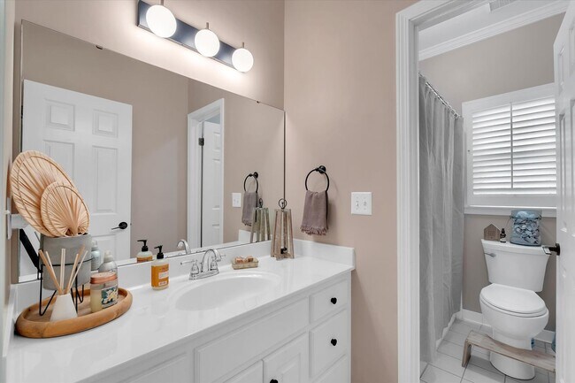 Building Photo - Beautiful Home in the Heart of Greenville