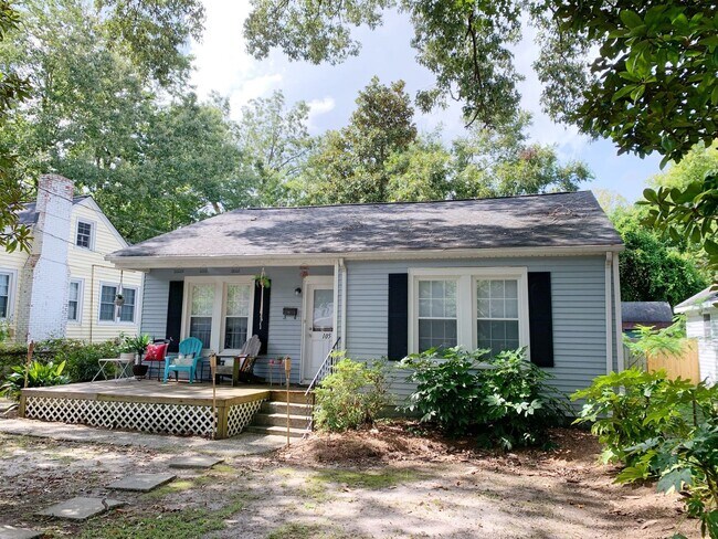 Building Photo - 3 Bedrooms 2 Full Bathrooms with fenced in...