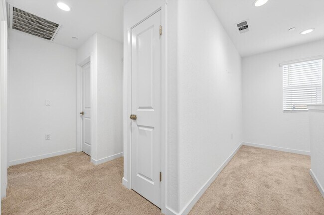 Building Photo - 317 Talus Wy S