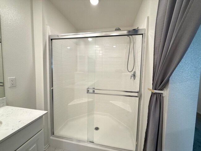 Building Photo - Modern Three Bedroom Townhouse in gated community of El Paseo $2,995.