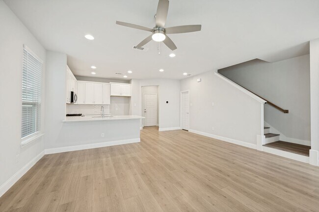 Building Photo - Modern 3 Bedroom, 2.5 Bath Townhome in a Gated Community for Lease!