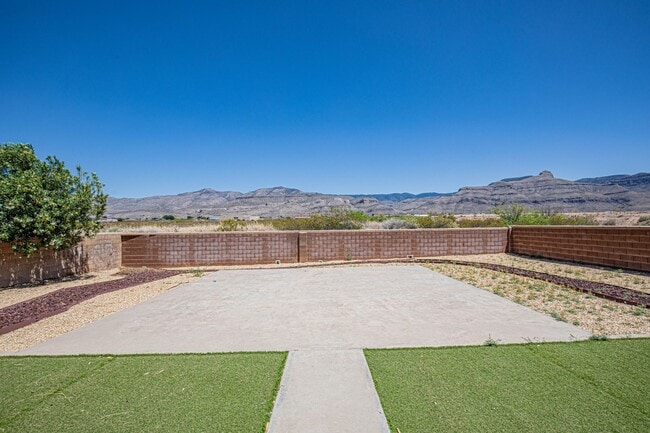 Building Photo - 4 Bedroom 3 bath Beautiful Home